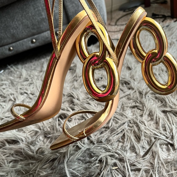 ✨ Gorgeous gold link heels ✨ *ONLY WORN ONCE* - Picture 4 of 4